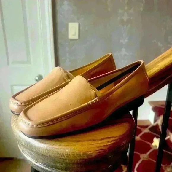 Bellini leather ladies tan loafers 7 Medium. Brand New NWOT. Perfect condition. - Picture 2 of 15